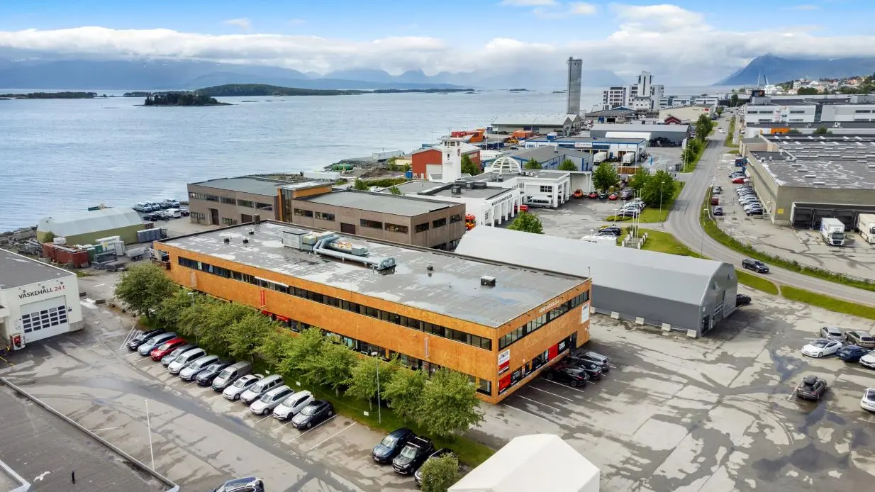 Dronebilde av eiendommene og fjorden